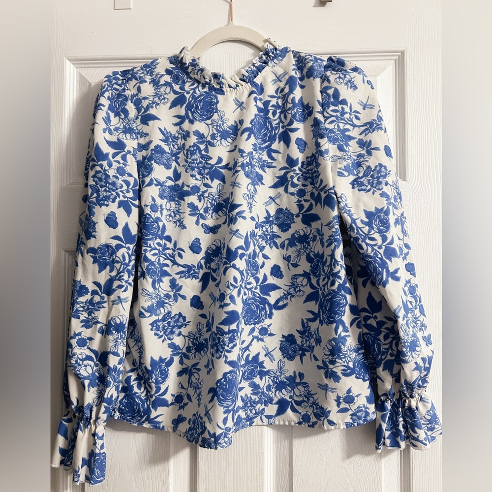 Size small shein top! blue and white floral print! gently worn.